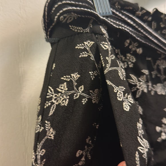 LOFT Printed Paper Bag, Pull on elastic waist.Tie Belt. SZ XS Black/white floral - Picture 4 of 6
